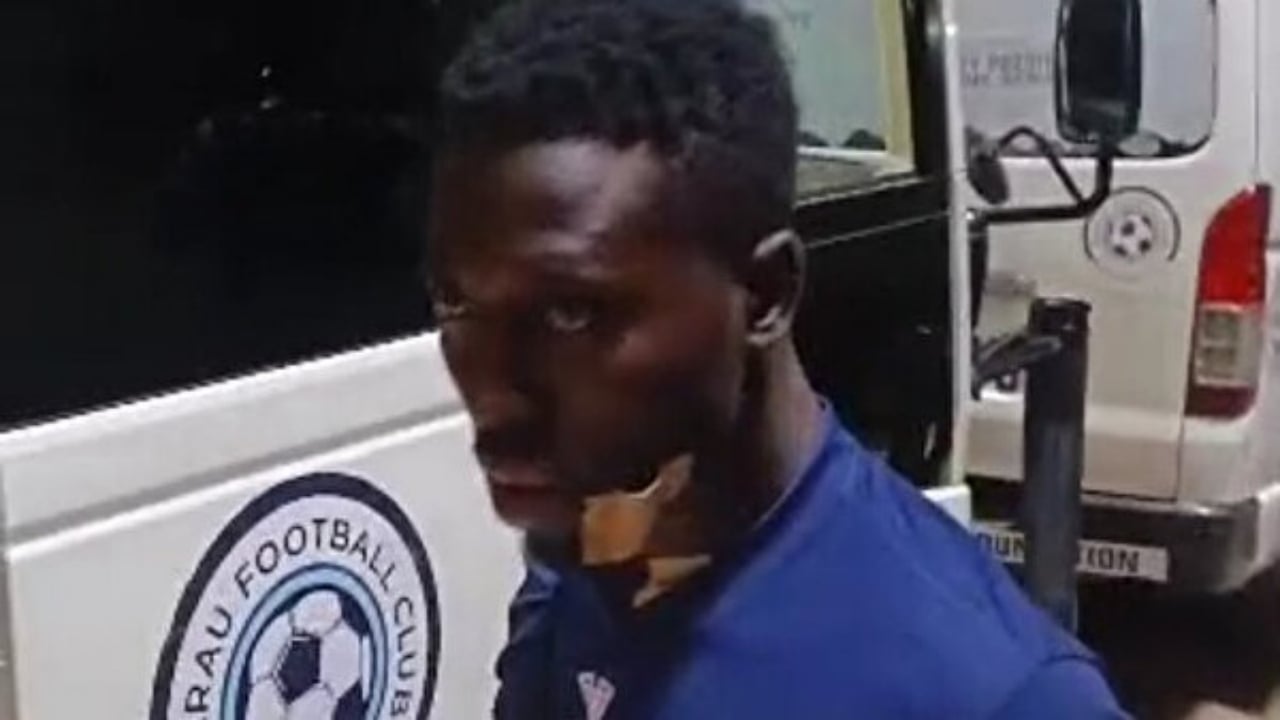 Foto - Bütün ülke şok içerisinde! Sahaya giren taraftarlar, herkesin gözü önünde futbolcunun boğazını kesti