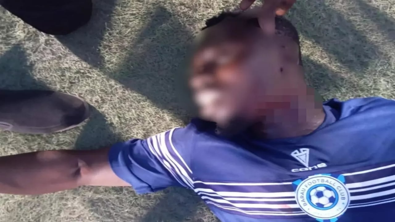 Bütün ülke şok içerisinde! Sahaya giren taraftarlar, herkesin gözü önünde futbolcunun boğazını kesti