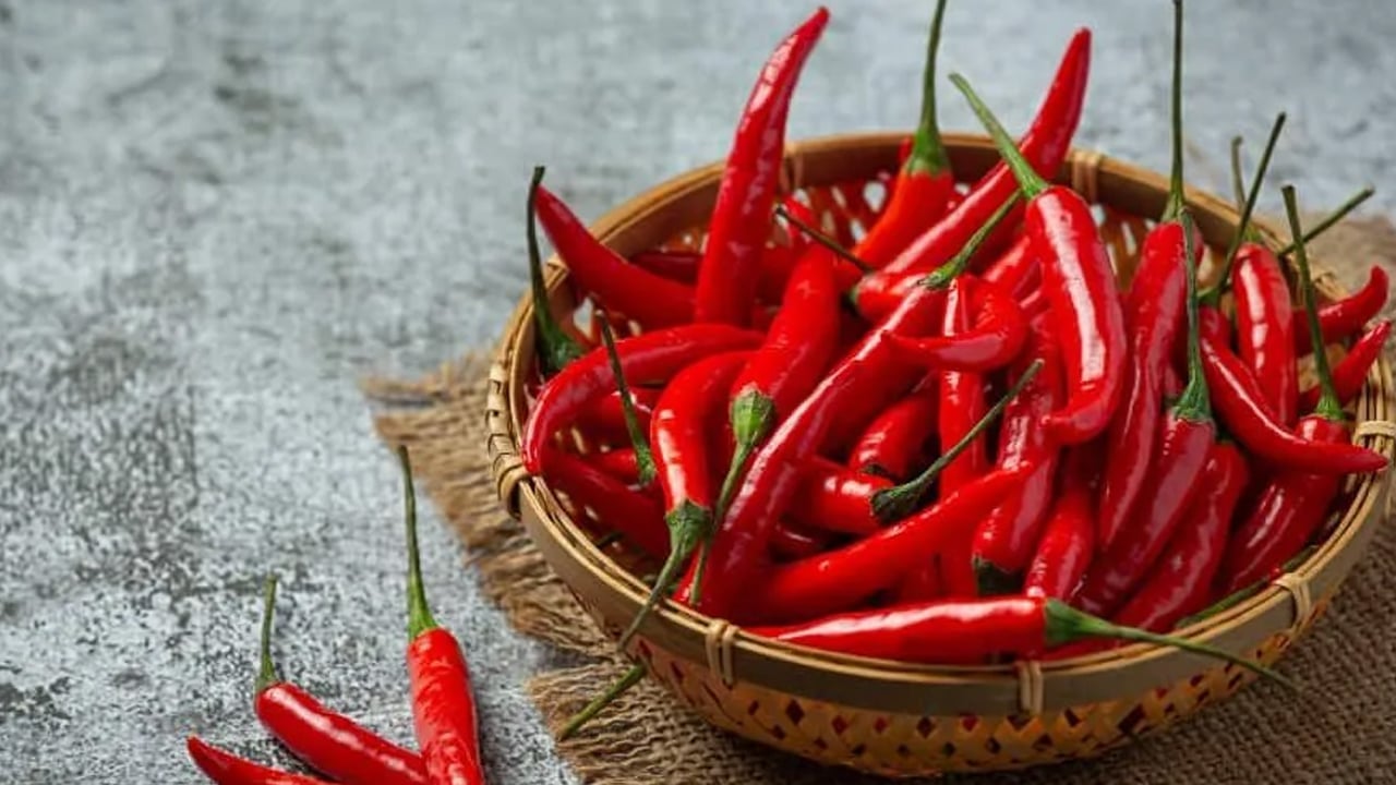 Foto - Büyük C vitamini kaynağı sofraların vazgeçilmezi ama acı biber kaygıyı tetikleyebilir! O isim uyardı
