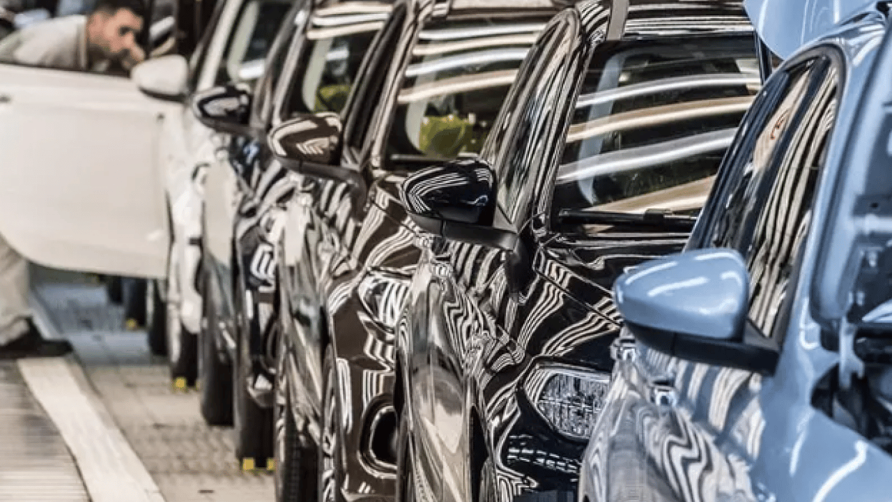 Büyük fark göze çarptı: Benzinli ve elektrikli araçların maliyeti belli oldu!