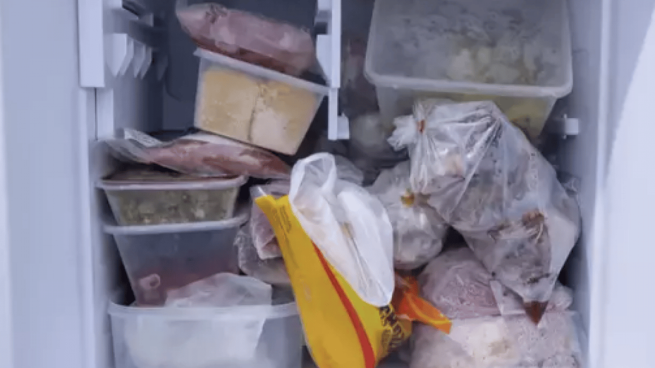 Buzdolabı kokularına kesin çözüm! Tek malzemeyle çıkıyor! Hem etkili hem pratik yola bakın ne! Beyaz eşya temizliği rehberi