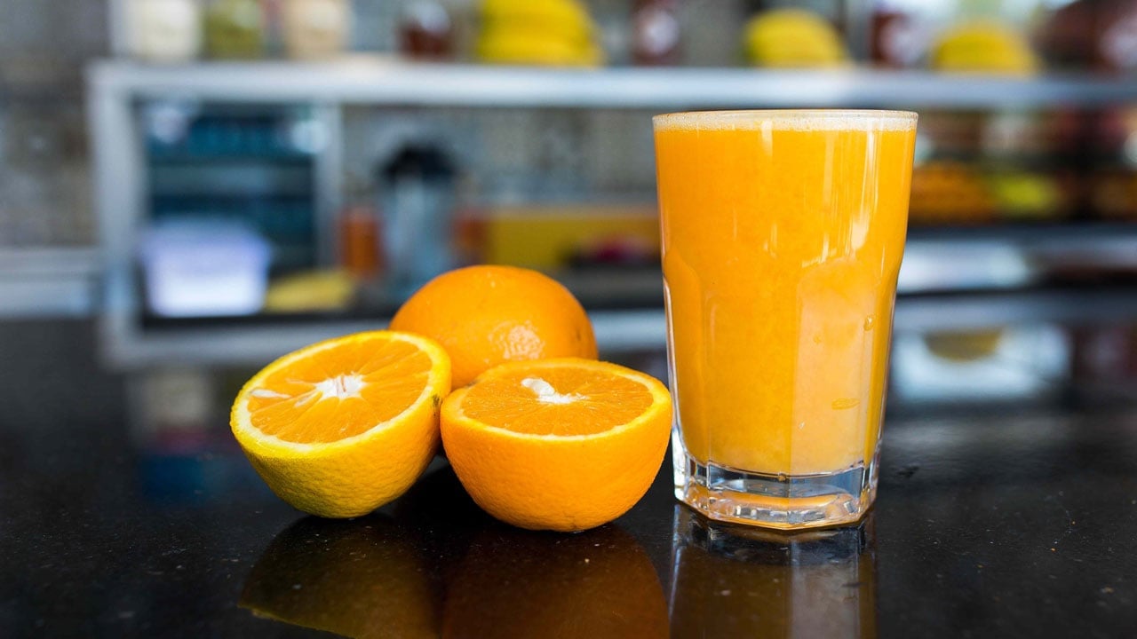 C vitamini deposu diye her sabah içiliyor! Portakal suyu gerçekten sağlıklı mı?
