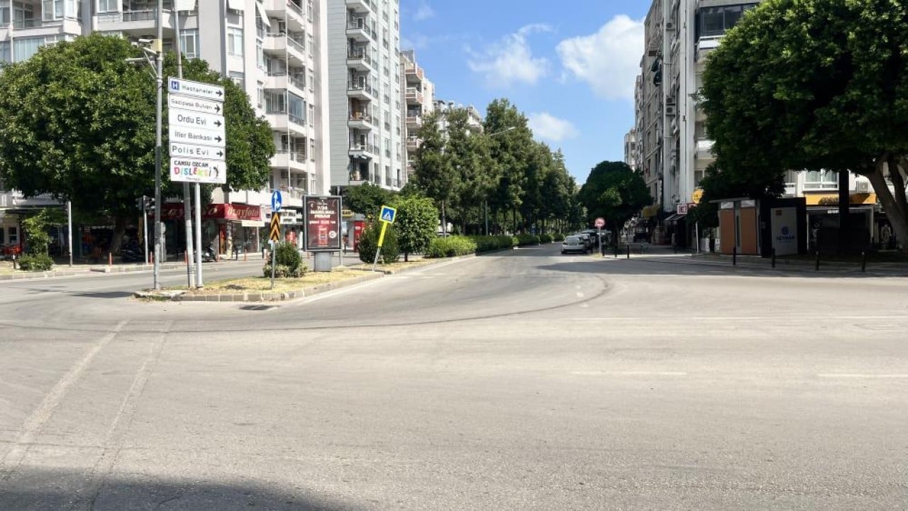 Cadde ve sokaklar boş kaldı Adanalılar bile dayanamayıp şehirden kaçtı