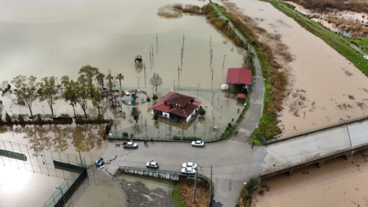 Foto - Cadde ve sokakları su bastı! CHP'li o ilçe Venedik'e döndü