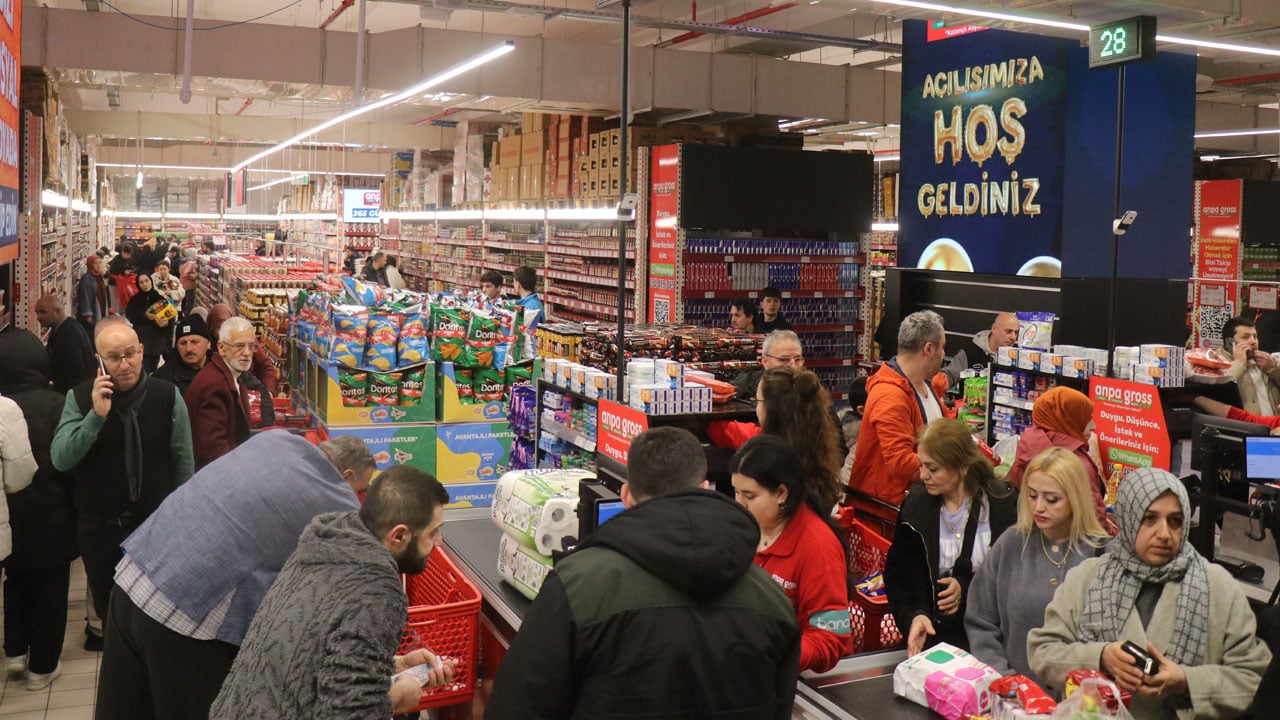 Foto - Çadır kurup sabahladılar! İndirim çılgınlığı izdihama yol açtı