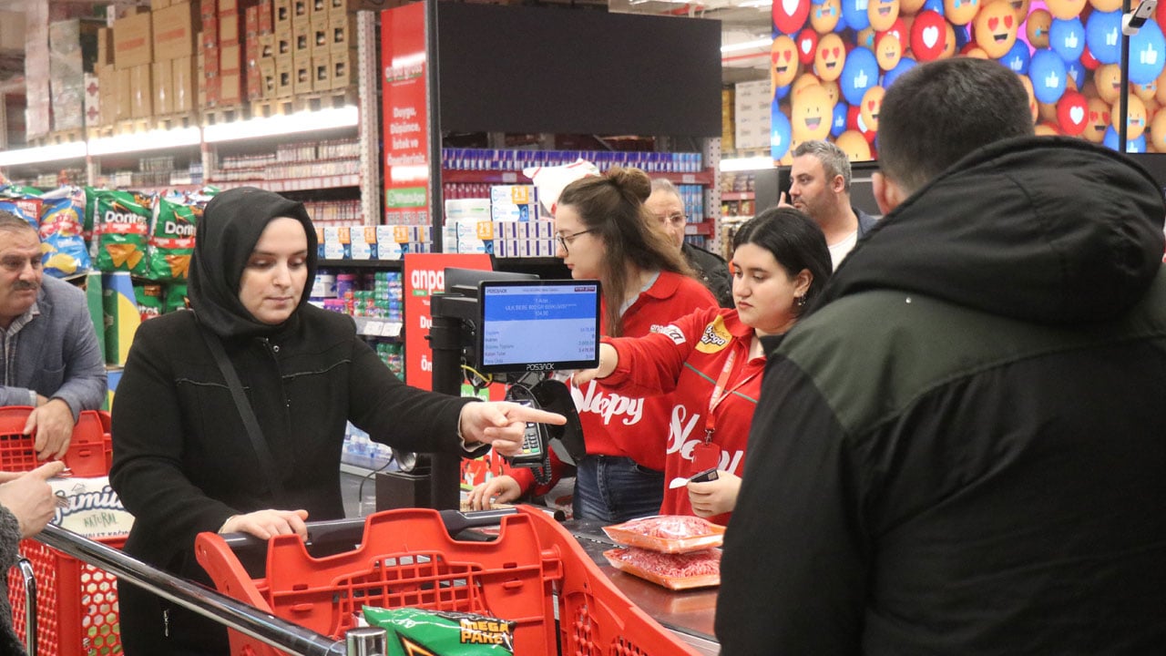 Foto - Çadır kurup sabahladılar! İndirim çılgınlığı izdihama yol açtı