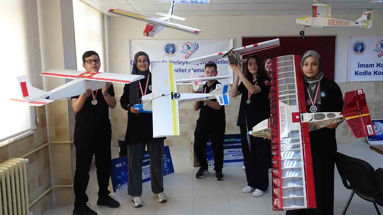 Foto - Çağdaşlık ve ilericilik öyle değil böyle olur: İmam Hatiplilerden İHA şampiyonluğu