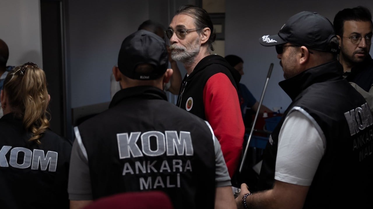 Foto - Çakma komiser gözaltında! Erdal Beşikçioğlu'ndan ilk görüntüler geldi