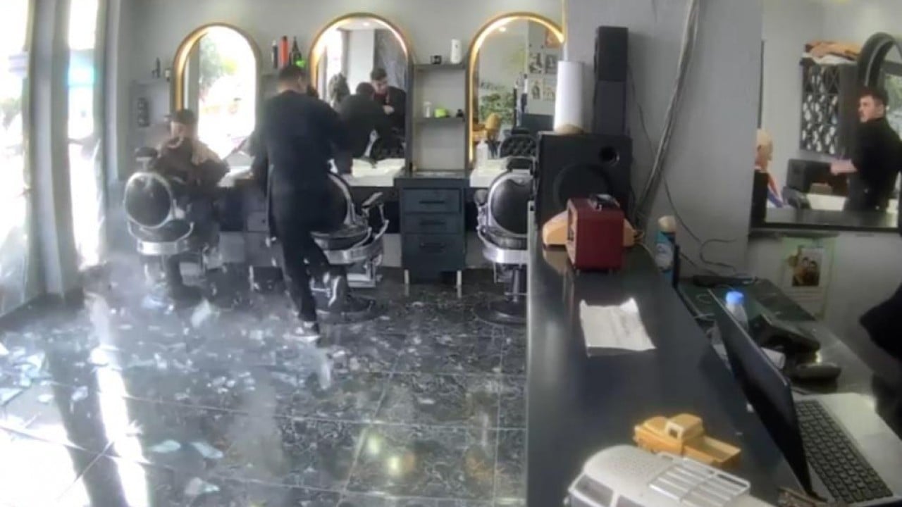 Çalışanlar kaçarken müşteriler resim çekti