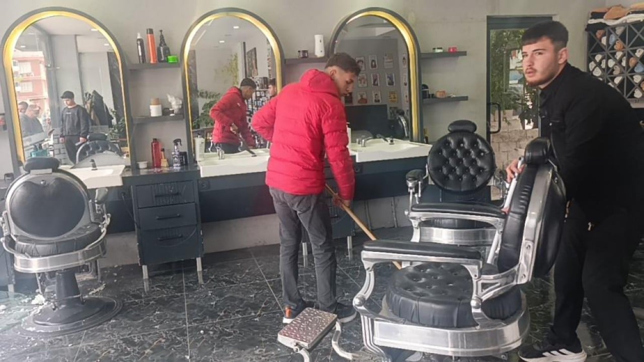 Foto - Çalışanlar kaçarken müşteriler resim çekti