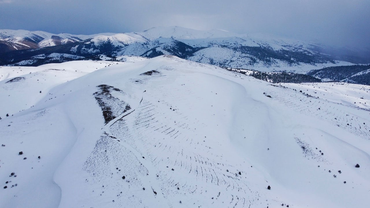 Foto - Çam ormanları arasındaki beyaz cennet! Bu manzarayı görmek için 2 bin 77 metreye çıkıyorlar