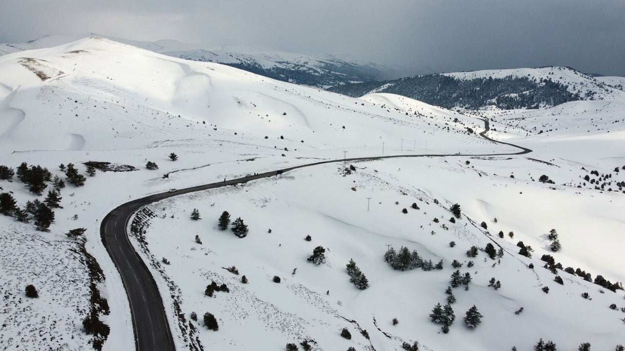 Foto - Çam ormanları arasındaki beyaz cennet! Bu manzarayı görmek için 2 bin 77 metreye çıkıyorlar