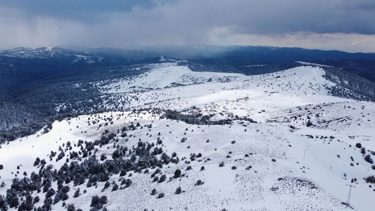 Çam ormanları arasındaki beyaz cennet! Bu manzarayı görmek için 2 bin 77 metreye çıkıyorlar