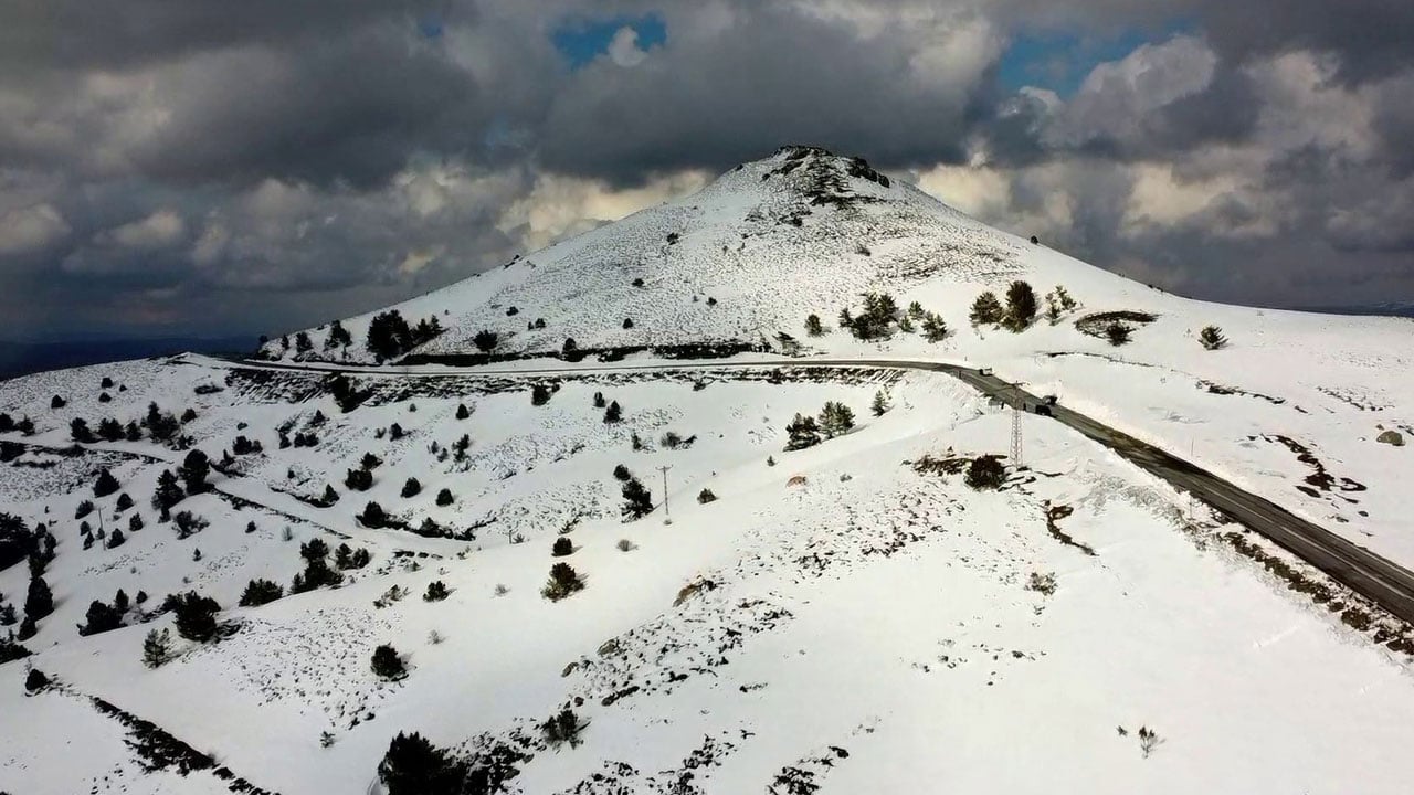Foto - Çam ormanları arasındaki beyaz cennet! Bu manzarayı görmek için 2 bin 77 metreye çıkıyorlar