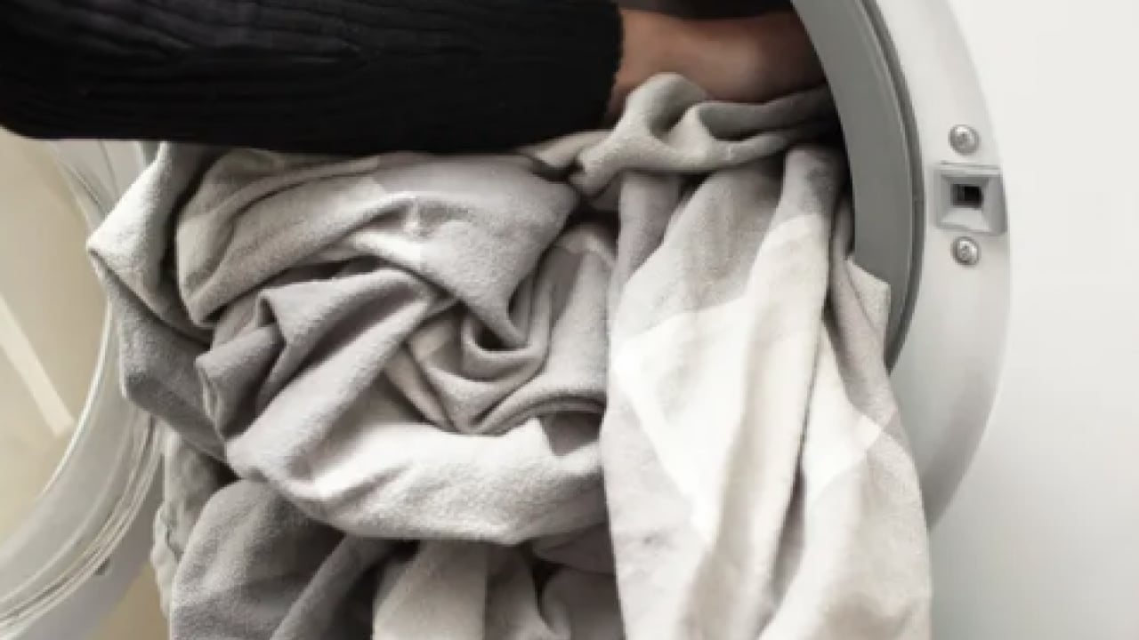 Çamaşır makinası kapağı ile ilgili şaşırtan ayrıntı... Meğer öyle bir zararı varmış ki...