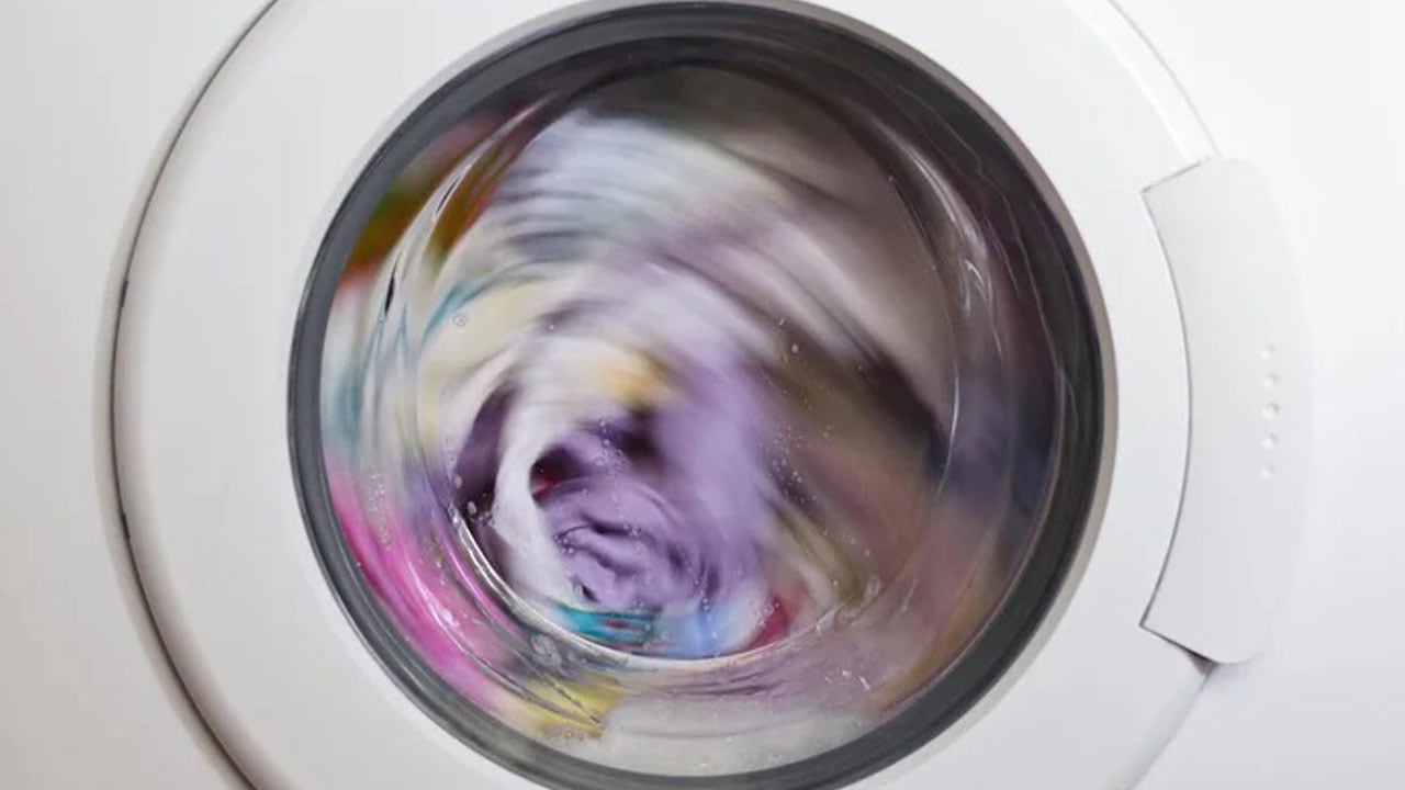 Foto - Çamaşır makineniz yerinden oynuyorsa dikkat! "Yürüme" sorununun asıl nedeni bu