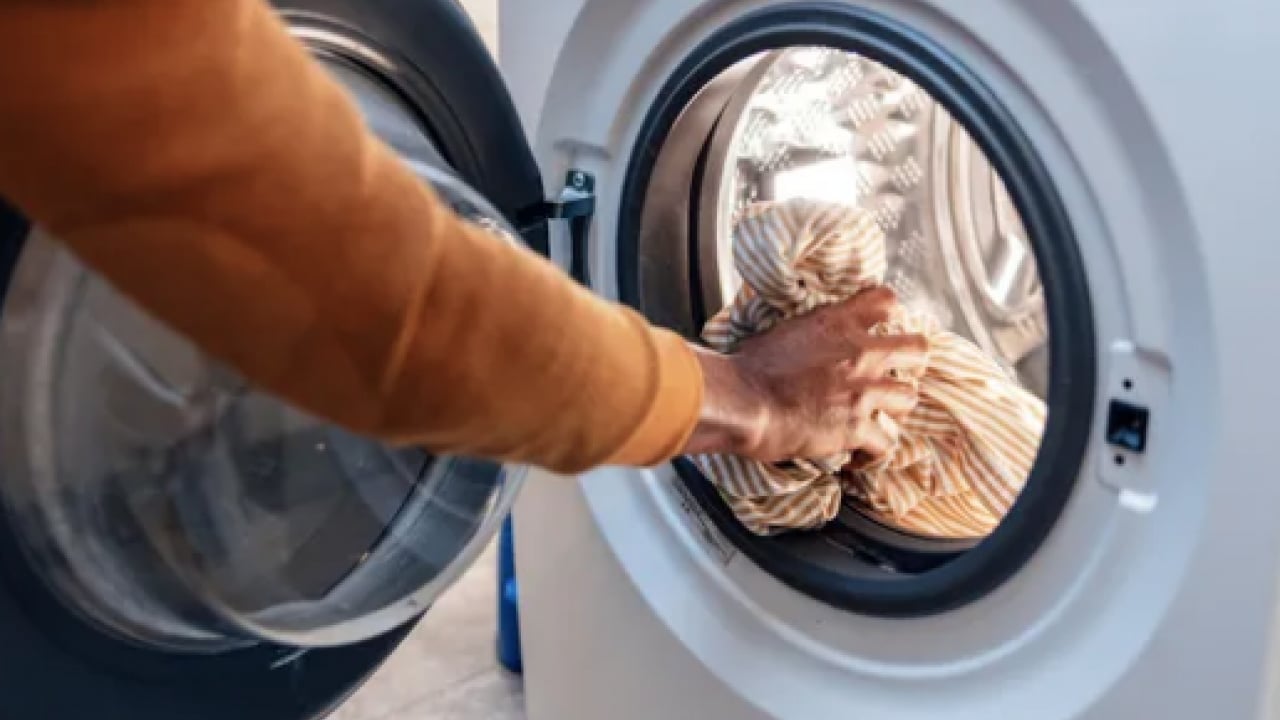 Çamaşır makinesindeki yapışkan tabakayı yok eden yöntem! Dakikalar içinde hepsi tarih oluyor!