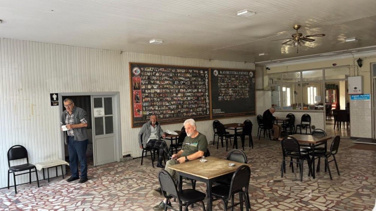 Foto - Cami avlusundaki duvarda hüzün ve hatıra yan yana