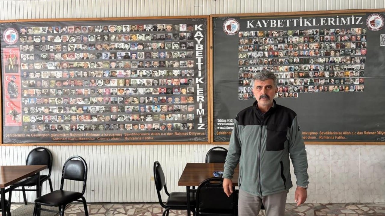 Foto - Cami avlusundaki duvarda hüzün ve hatıra yan yana