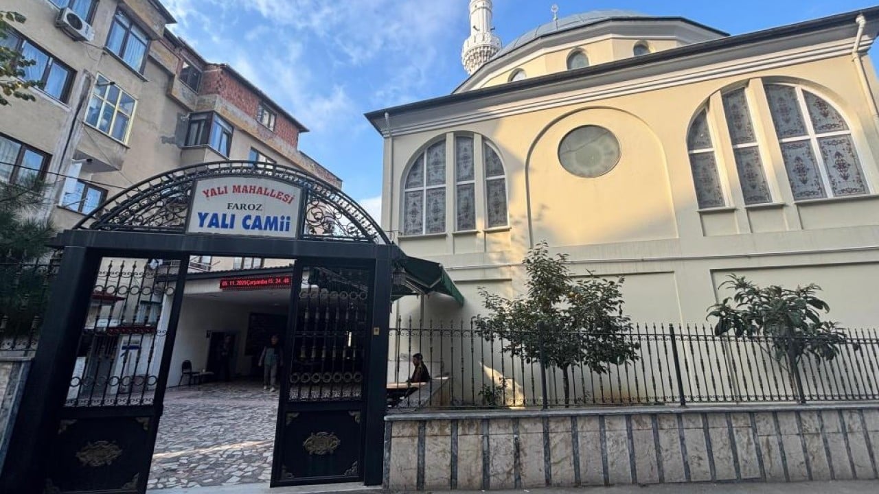 Foto - Cami avlusundaki duvarda hüzün ve hatıra yan yana