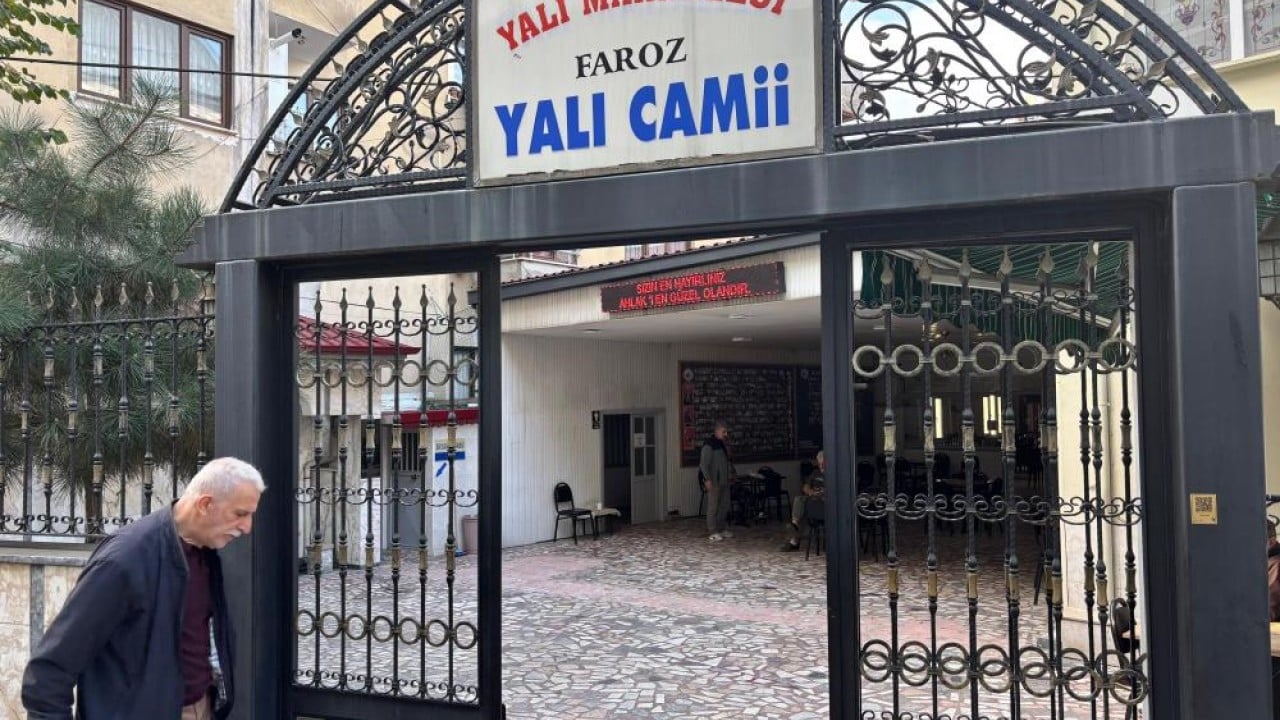 Cami avlusundaki duvarda hüzün ve hatıra yan yana
