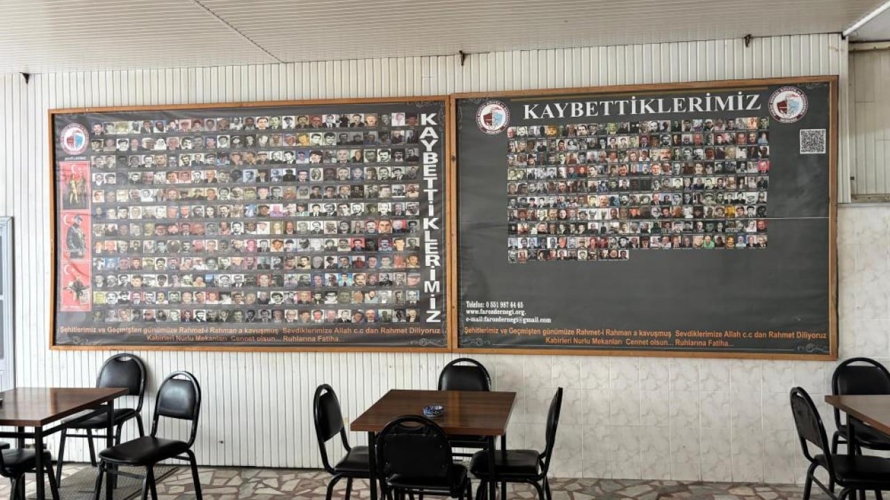 Foto - Cami avlusundaki duvarda hüzün ve hatıra yan yana