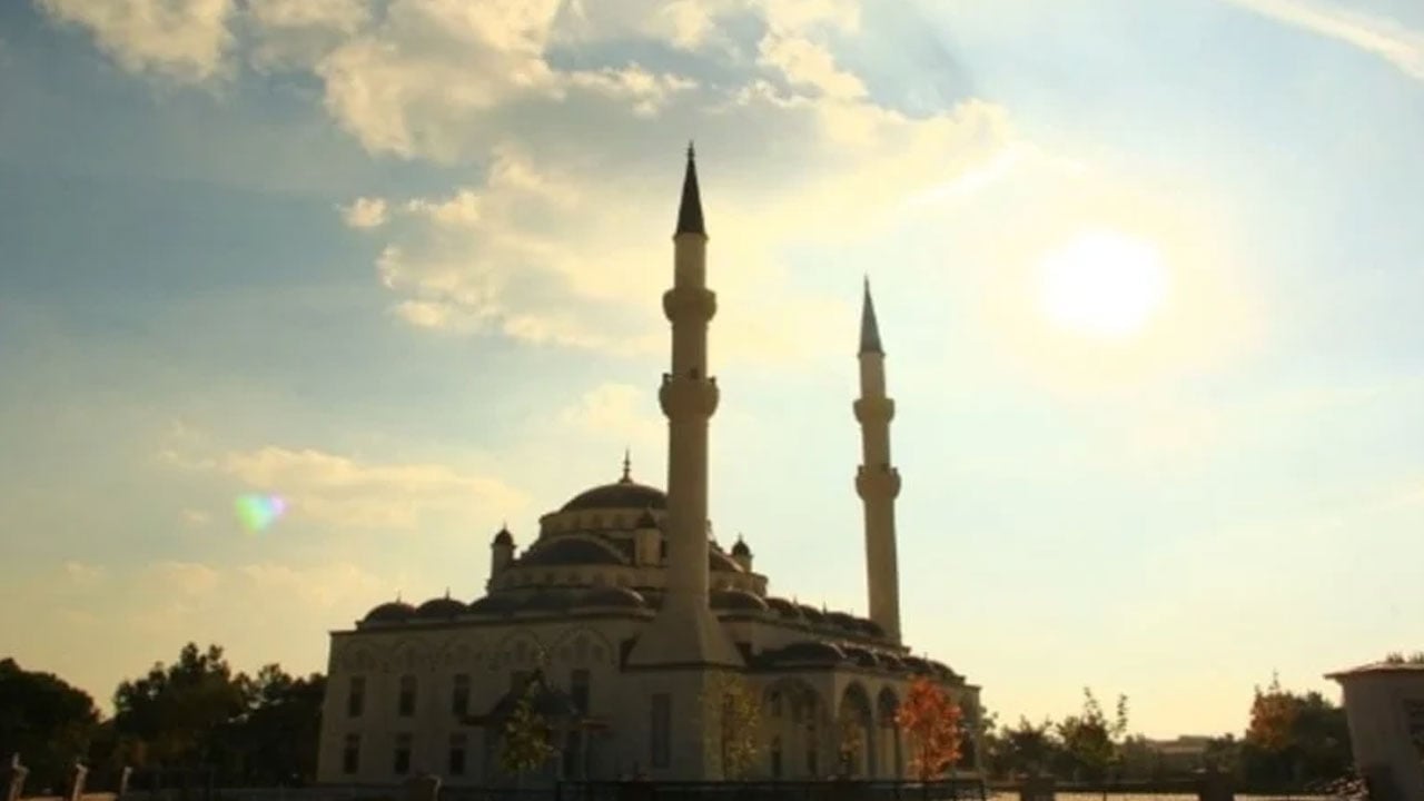 Foto - Cami önünde domuz eti skandalı sanıldığı gibi değilmiş… Gerçek çok daha kötü çıktı!