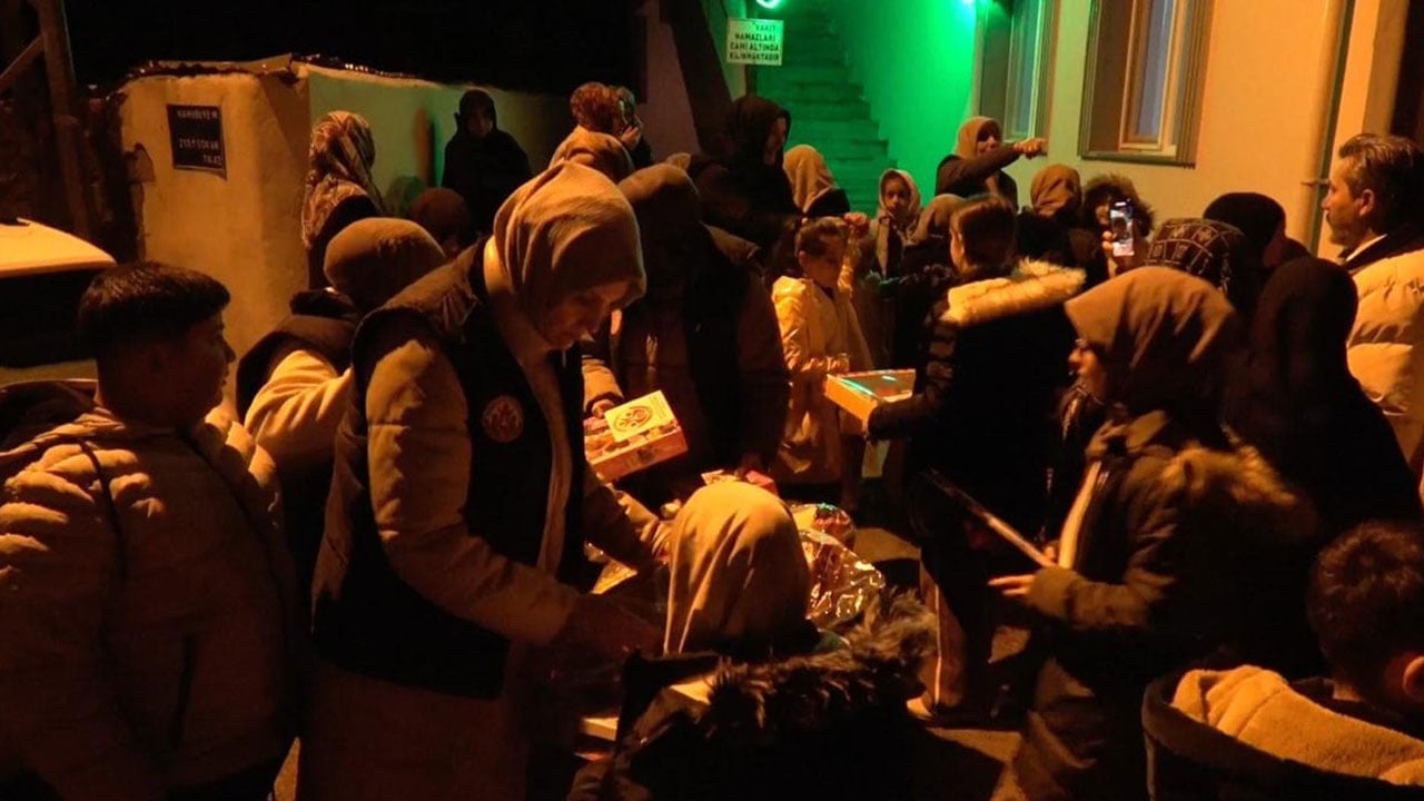 Foto - Camiden yüzleri gülerek çıktılar! Berat Kandili’nde çocuklara anlamlı sürpriz