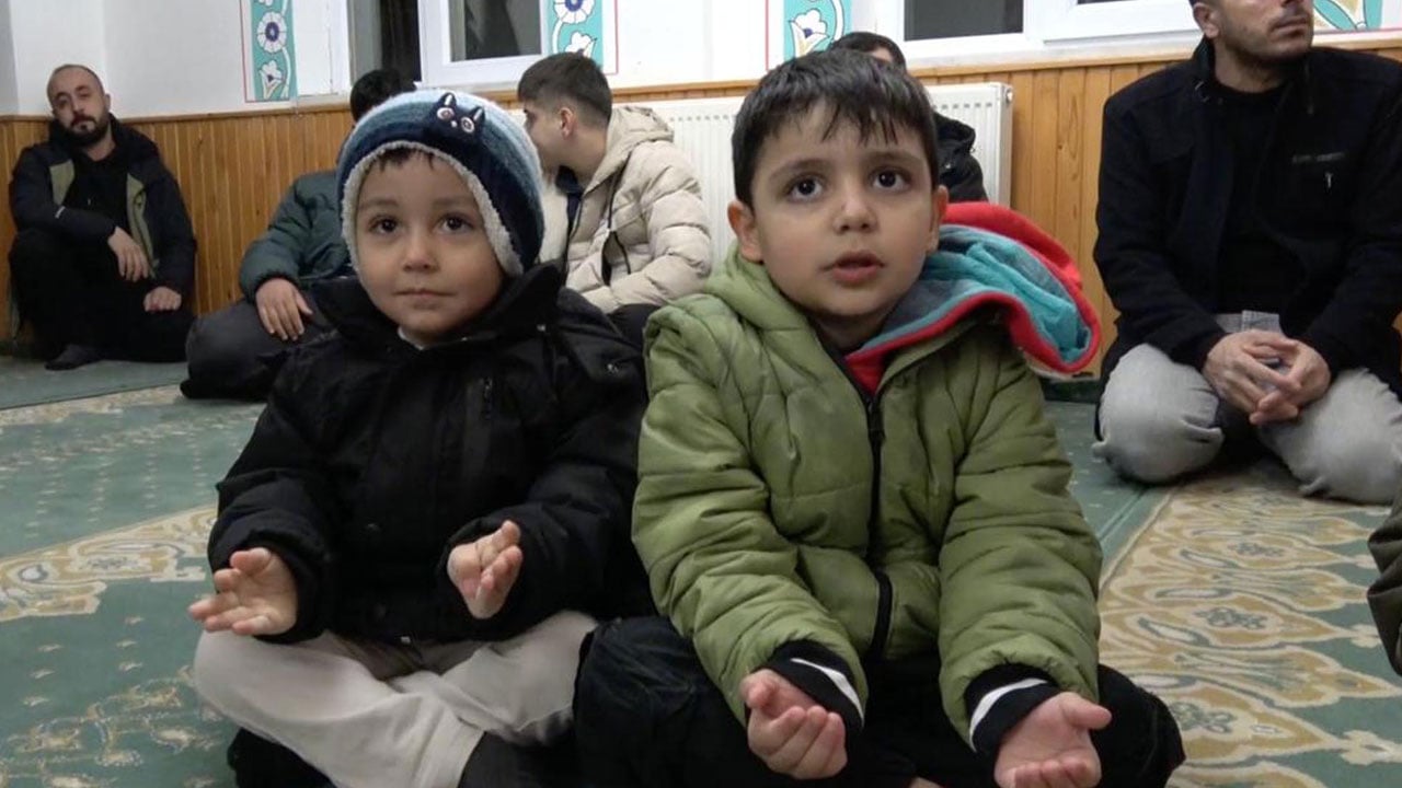 Foto - Camiden yüzleri gülerek çıktılar! Berat Kandili’nde çocuklara anlamlı sürpriz