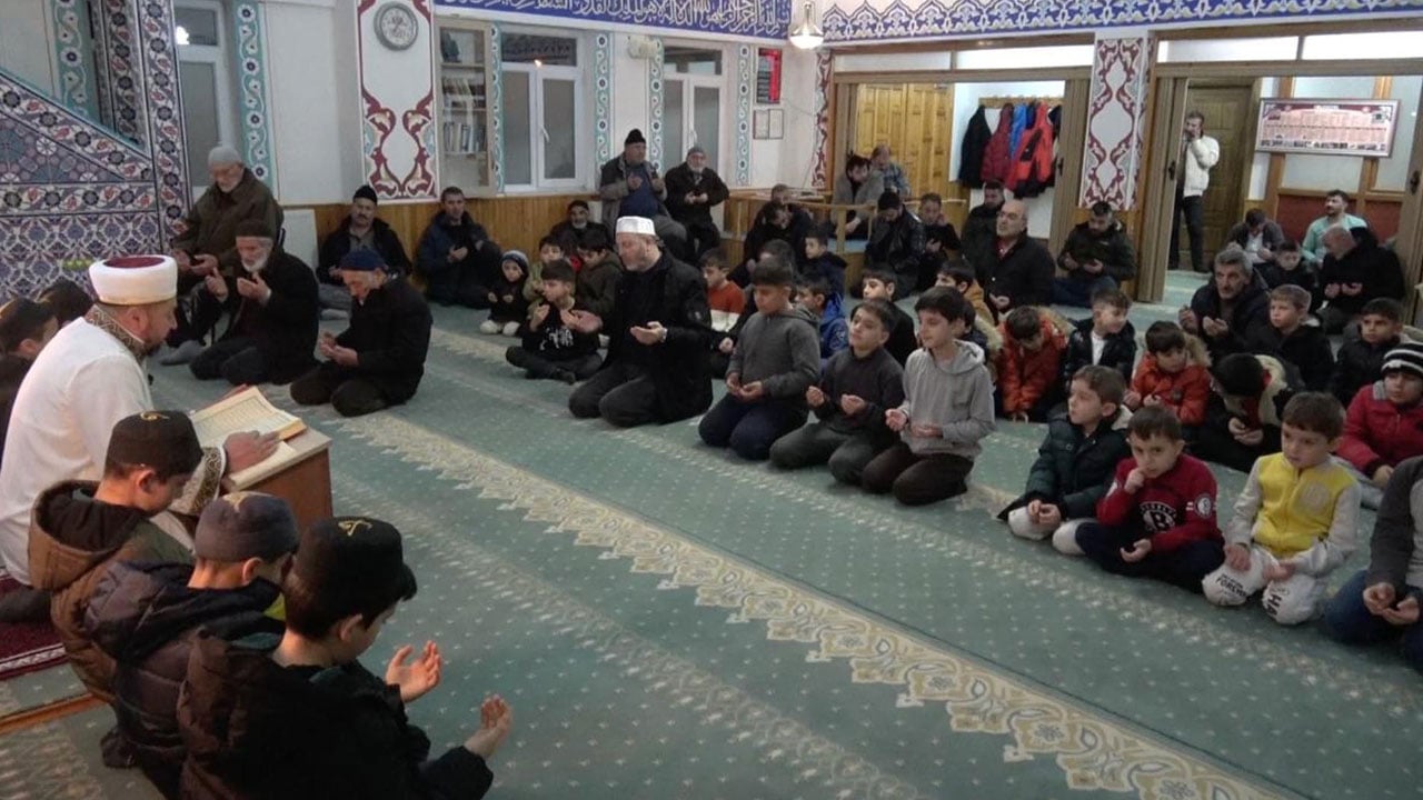Foto - Camiden yüzleri gülerek çıktılar! Berat Kandili’nde çocuklara anlamlı sürpriz