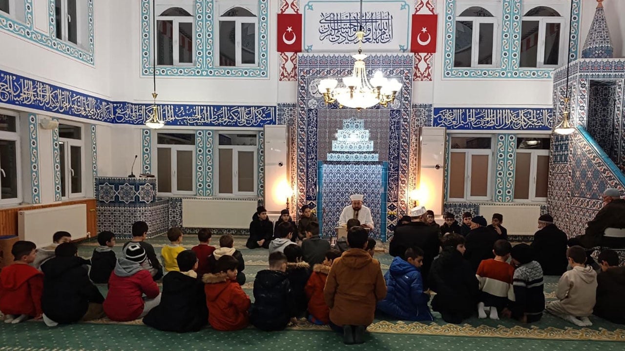 Camiden yüzleri gülerek çıktılar! Berat Kandili’nde çocuklara anlamlı sürpriz