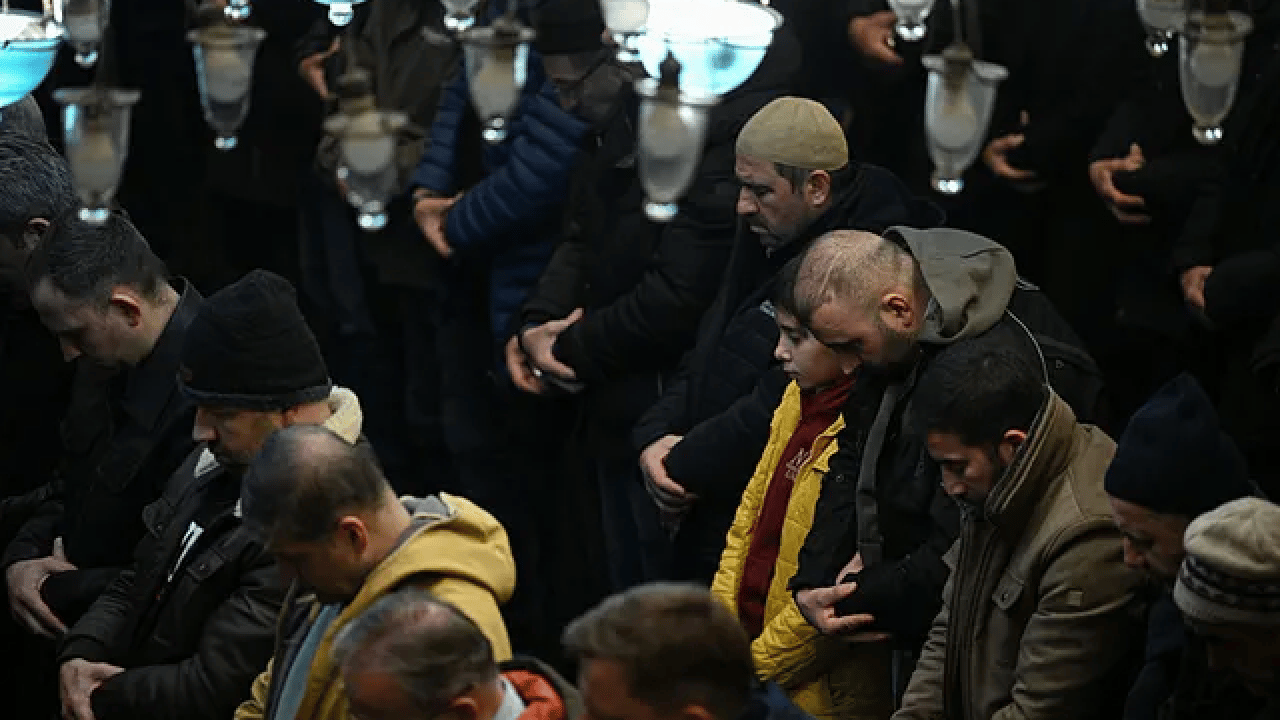 Foto - Camiler doldu taştı! Dün geceyi dualarla geçirdik