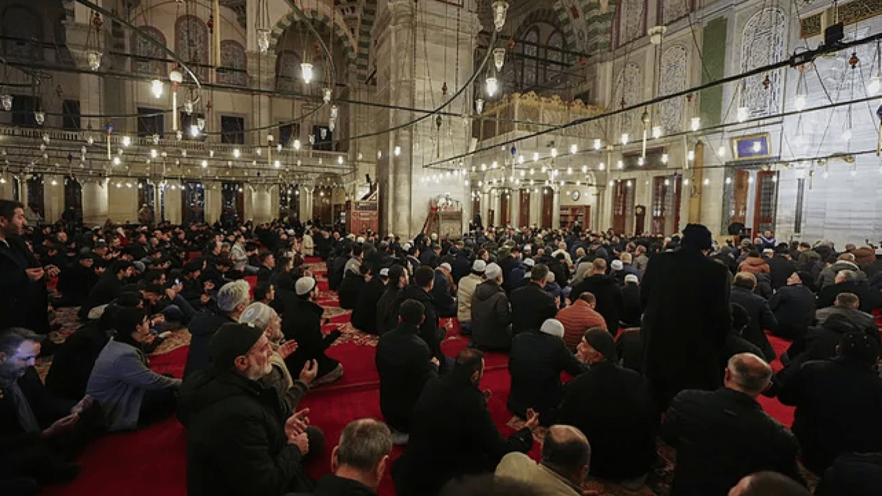 Foto - Camiler doldu taştı! Dün geceyi dualarla geçirdik