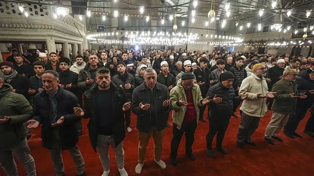 Foto - Camiler doldu taştı! Dün geceyi dualarla geçirdik