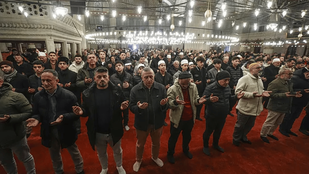 Foto - Camiler doldu taştı! Dün geceyi dualarla geçirdik