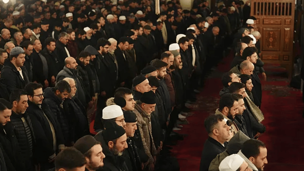 Foto - Camiler doldu taştı! Dün geceyi dualarla geçirdik