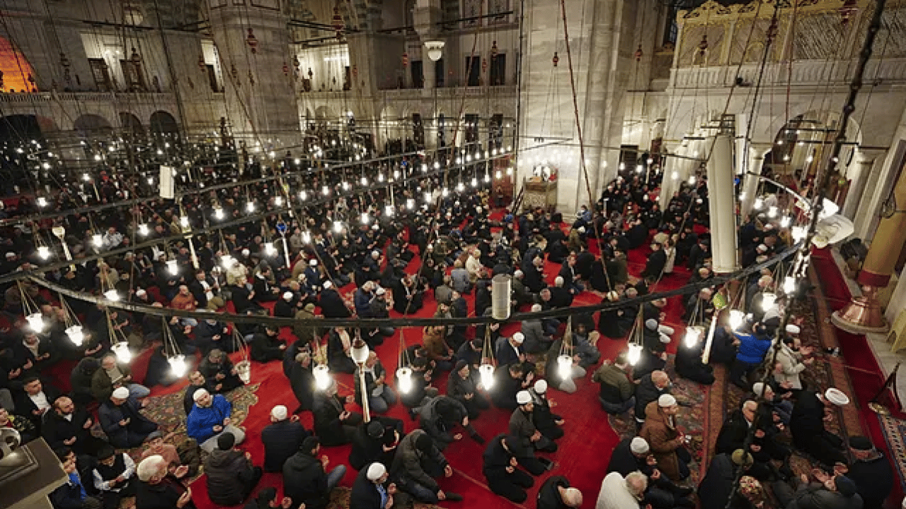 Foto - Camiler doldu taştı! Dün geceyi dualarla geçirdik