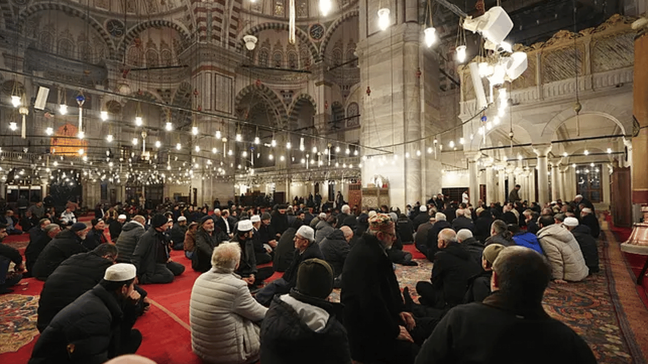 Foto - Camiler doldu taştı! Dün geceyi dualarla geçirdik
