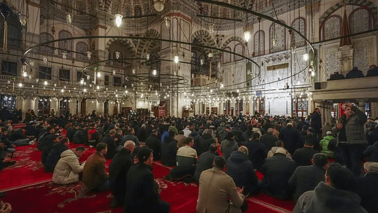 Foto - Camiler doldu taştı! Dün geceyi dualarla geçirdik