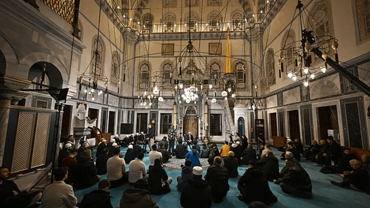Foto - Camiler doldu taştı! Dün geceyi dualarla geçirdik