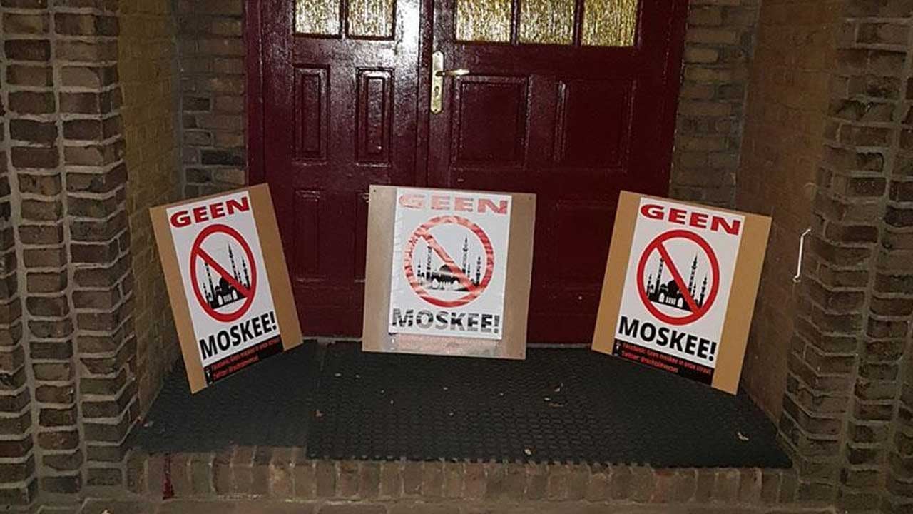 Foto - Camileri kundakladılar! Duvarlara yazı yazıp domuz kafası bıraktılar