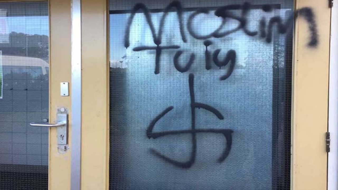 Foto - Camileri kundakladılar! Duvarlara yazı yazıp domuz kafası bıraktılar