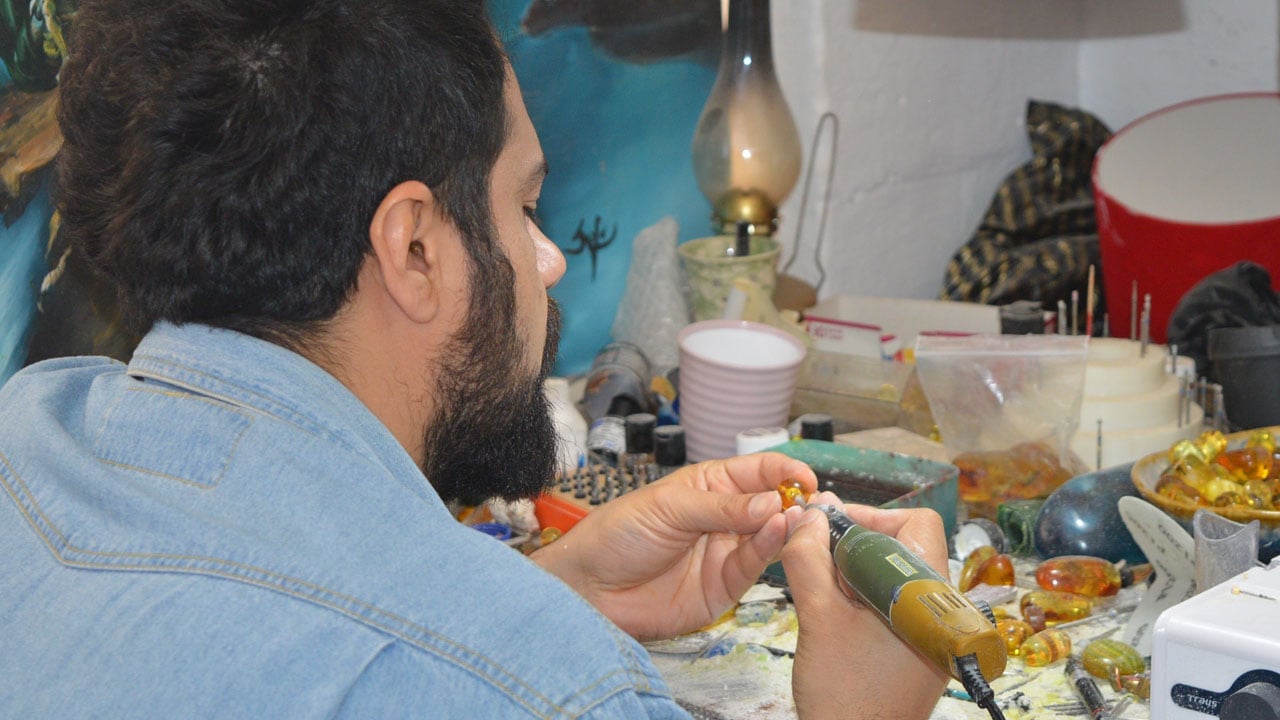 Foto - Camileri tek tek işliyor! Tespih değil adeta sanat eseri