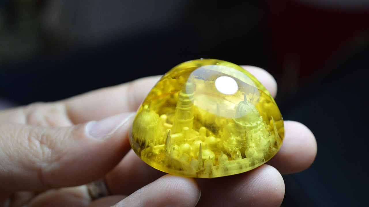 Camileri tek tek işliyor! Tespih değil adeta sanat eseri