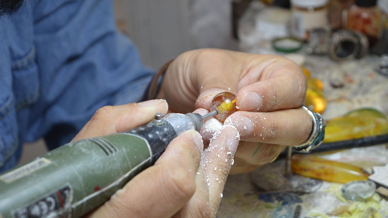 Foto - Camileri tek tek işliyor! Tespih değil adeta sanat eseri