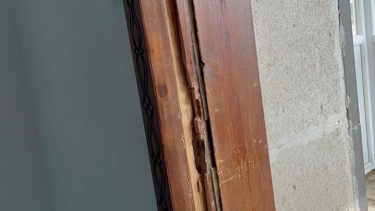 Foto - Camiye çirkin saldırı! Kapıyı kırıp halılarda sigara söndürdüler