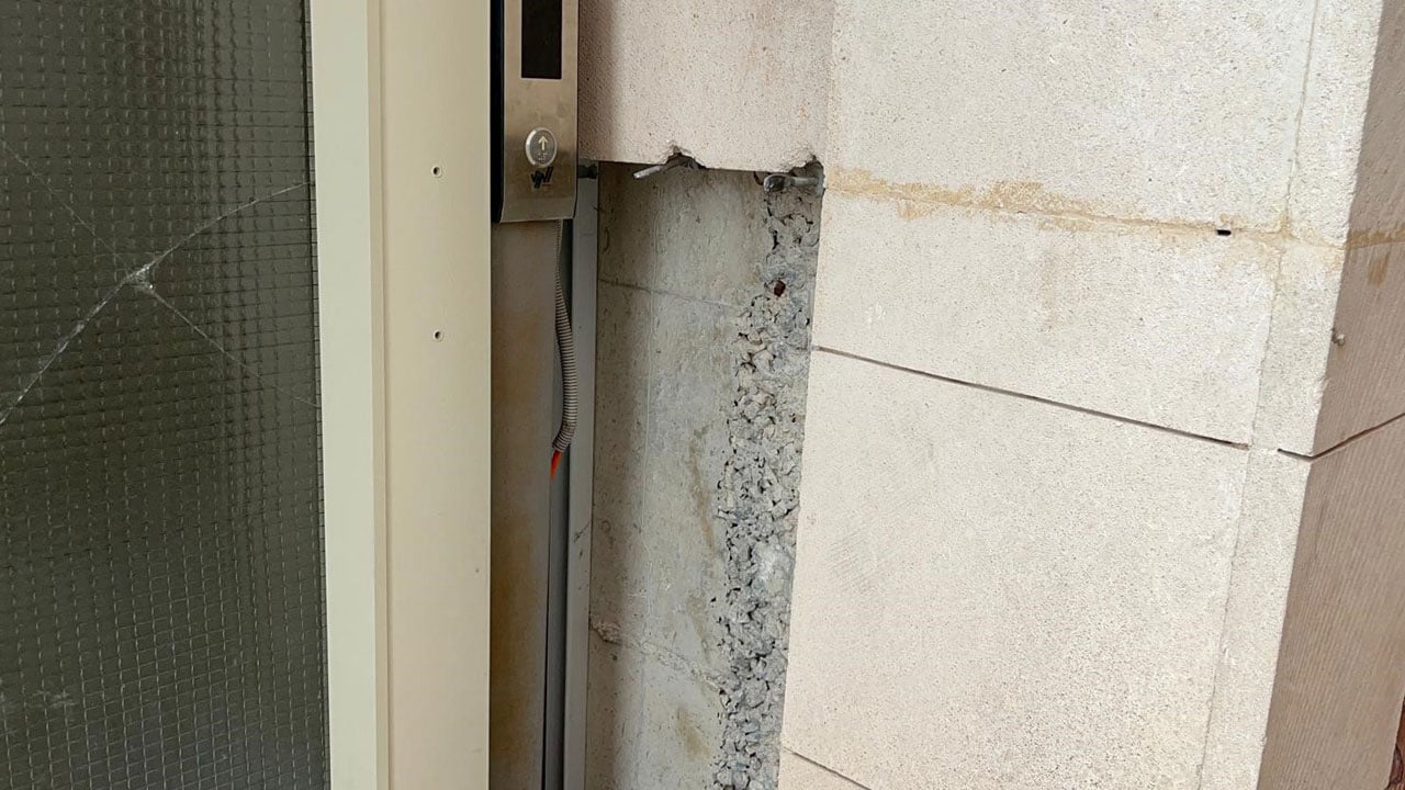 Camiye çirkin saldırı! Kapıyı kırıp halılarda sigara söndürdüler