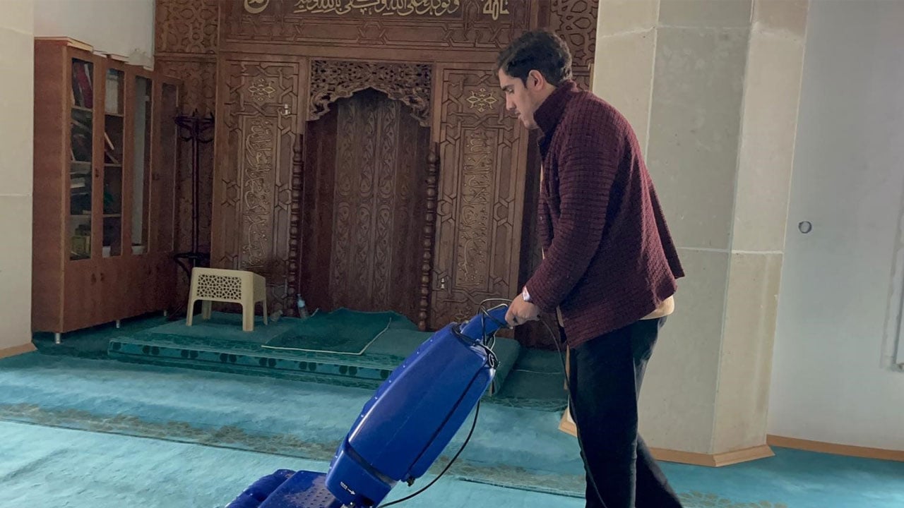 Foto - Camiye çirkin saldırı! Kapıyı kırıp halılarda sigara söndürdüler