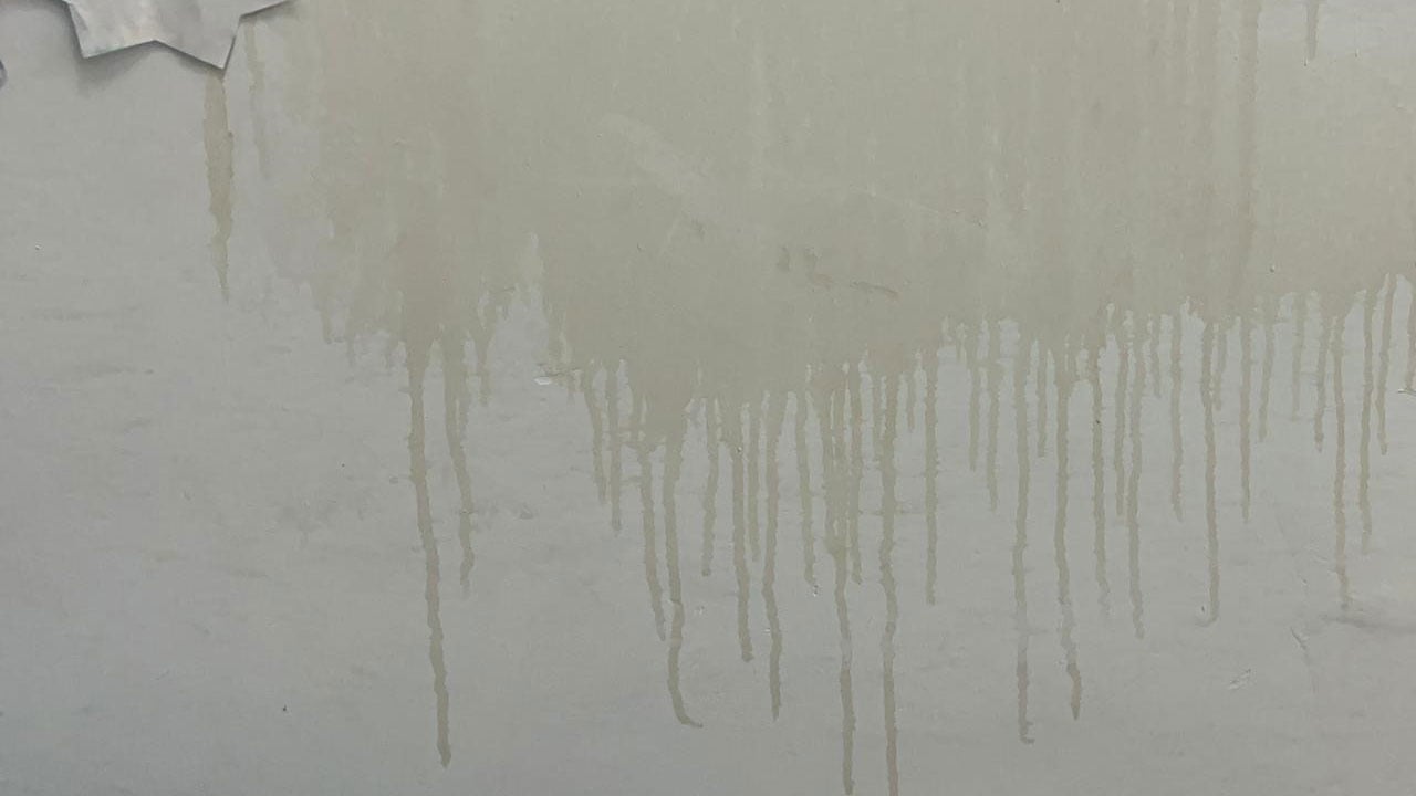 Foto - Camiye çirkin saldırı! Kapıyı kırıp halılarda sigara söndürdüler