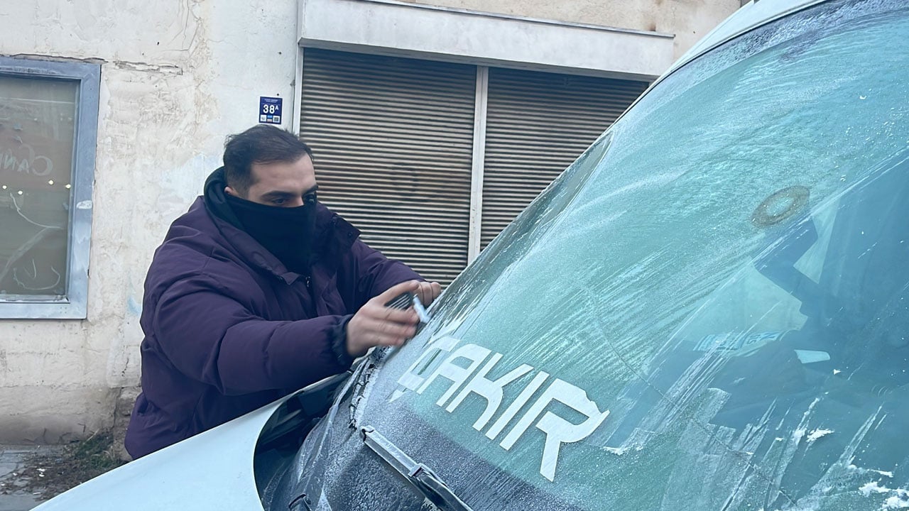 Camlar buzla kaplandı! Eksi 5 dereceyle uyanan şehir